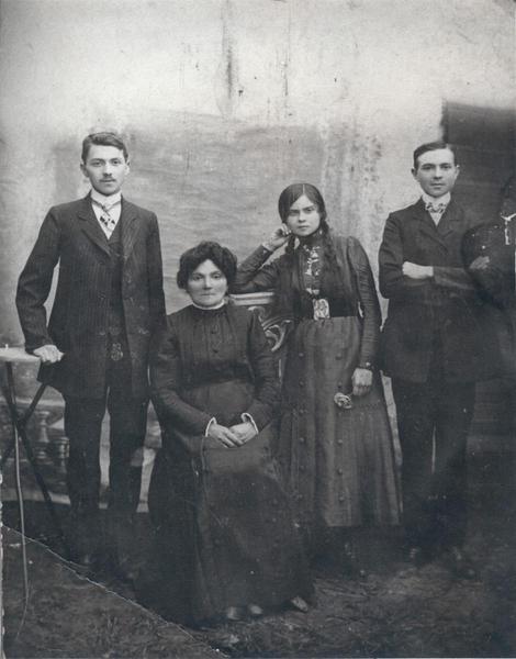 Harry Rosenbaum with family in Kupel 1910_1911