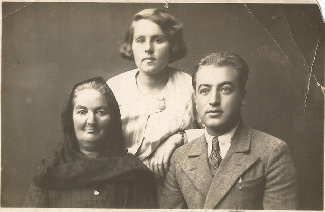 Мирл, Клара и Мотл (Митя) Поляк, 1930е годы